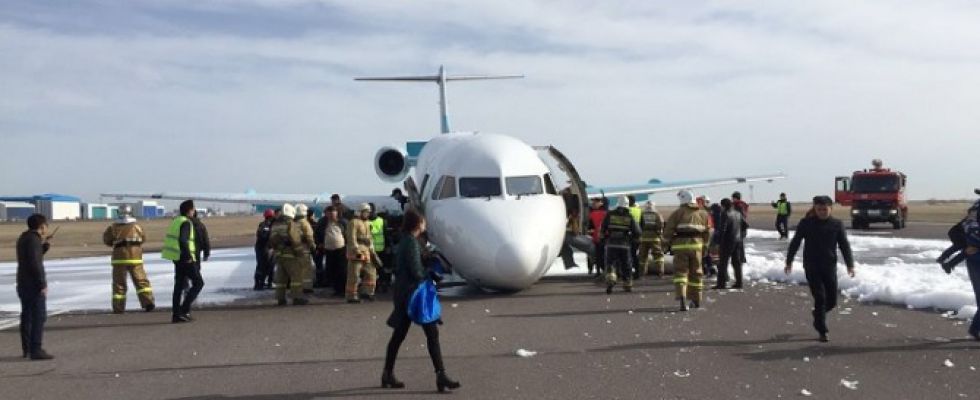 Новости самолета видео. Посадка самолета. Аварийная посадка самолета. Жесткая посадка. Посадка без шасси.