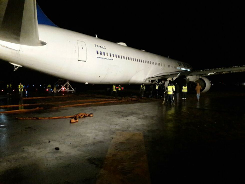 Air astana incident engine. Боинг 767 выкатился. Аэропорт Алматы ВПП. Боинг 717 выкатился. Алма Ата аэропорт Взлетная полоса.