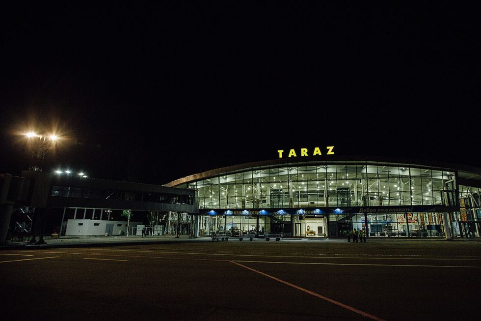 Аэропорт тараз. Тараз Казахстан аэропорт. Аэропорт Тараз фото. Аэропорт Тараз Алле-ОП.