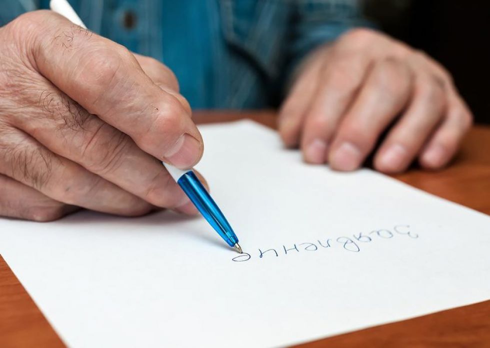 человек пишет жалобу заявление