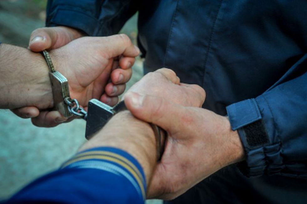 Арест спи. Полиция задержала мошенников. Полицейские задержали подозреваемого в совершении мошенничества. Задержание мошенников в Краснодаре.