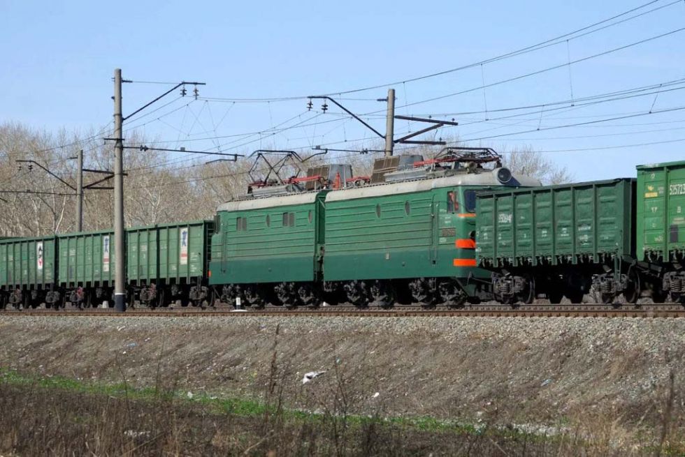 Грузовой поезд с машинами