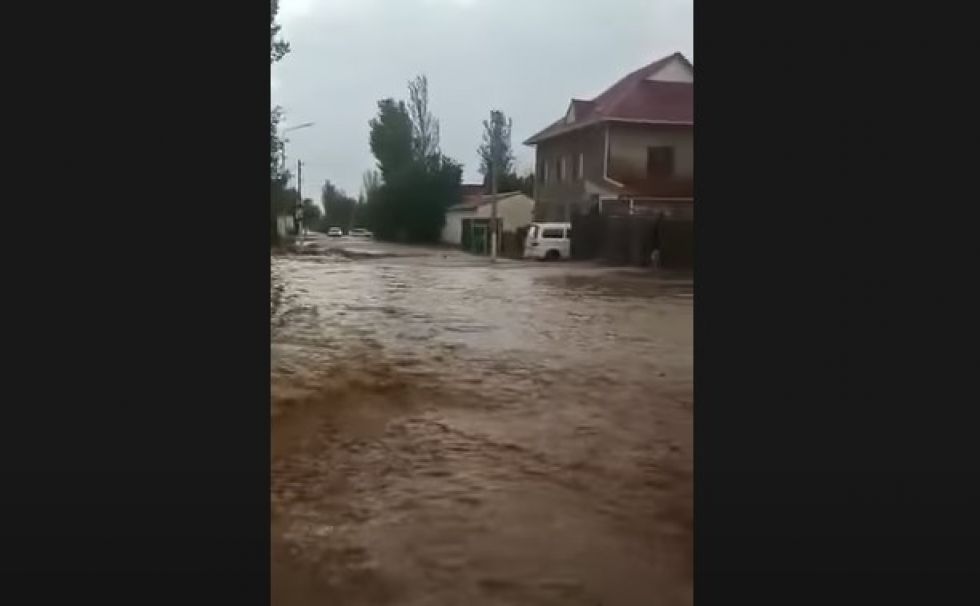 Паводок в казахстане 2024 закрытие трасс. Обряд вызова дождя в Актау. Потоп в Казахстане. Потоп Южная. Что вызывает наводнение.