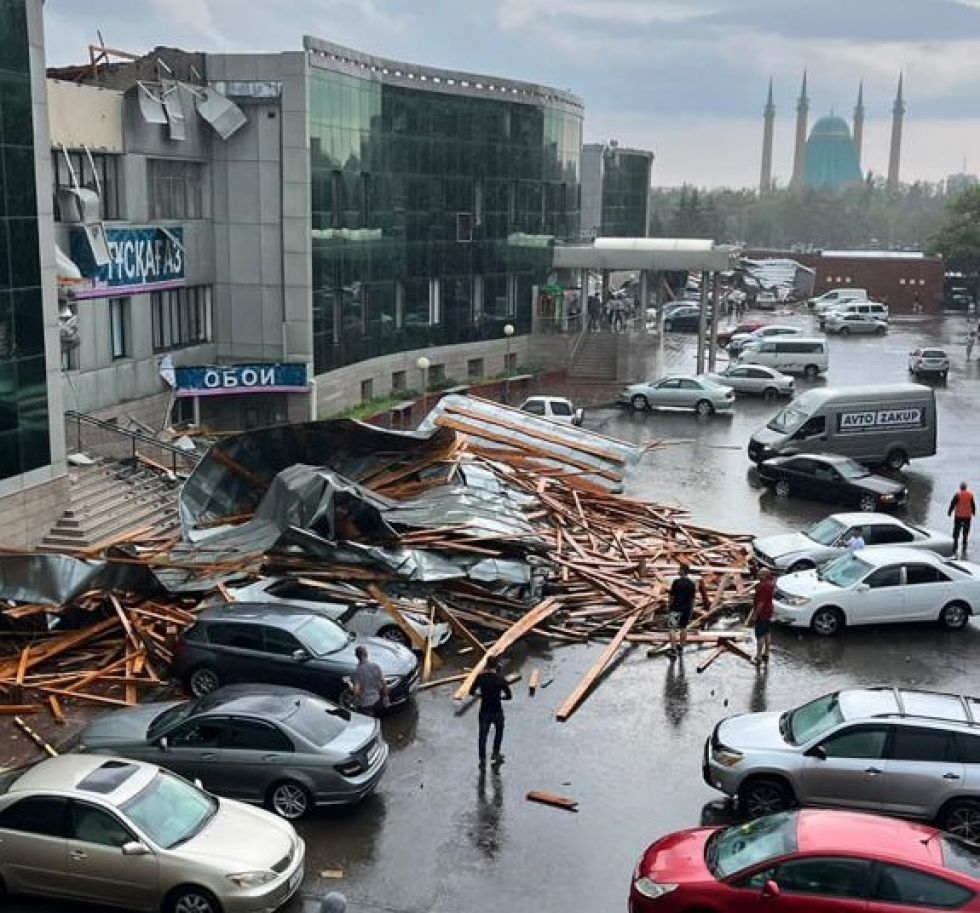 В Павлодаре с торгового дома сорвало обшивку, есть пострадавшие |  Аналитический Интернет-портал