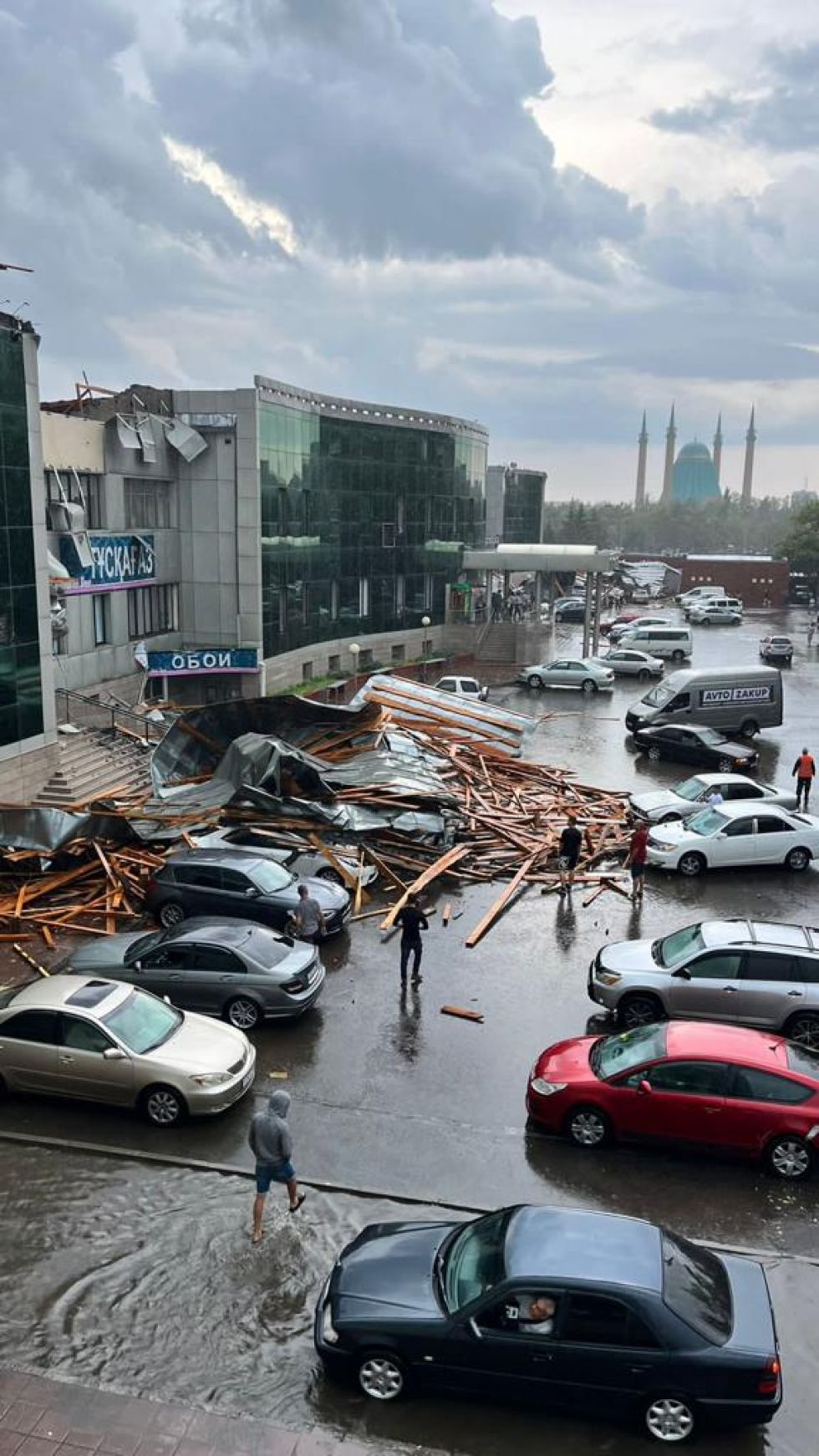 В Павлодаре с торгового дома сорвало обшивку, есть пострадавшие |  Аналитический Интернет-портал