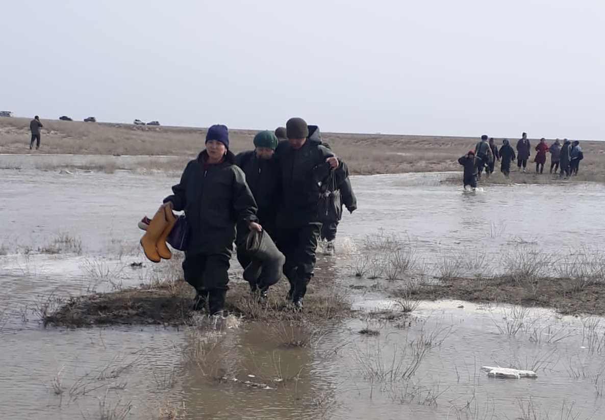 Пострадавшие от потопа жители южных сёл в ЗКО: Живём в сарае, топим кизяком  | Аналитический Интернет-портал