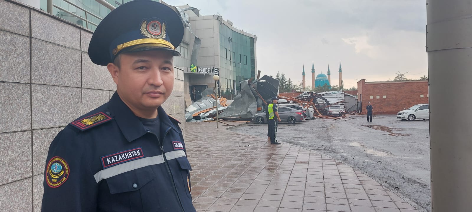 В Павлодаре с торгового дома сорвало обшивку, есть пострадавшие |  Аналитический Интернет-портал