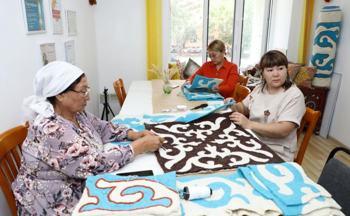 От стежка и узора - к большому делу: карагандинка превратила ремёсла в бизнес