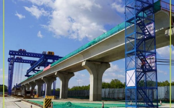 В столице первую балку линии Tarlan Astana подняли с помощью специальной мостоустановочной техники