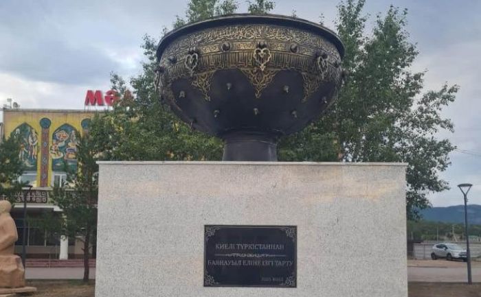 Баянаул получил в дар макет Тайказана из Туркестана