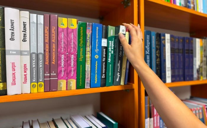 В Алматы впервые открылся пункт книговыдачи в торговом центре