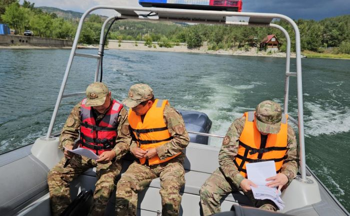 Спасатели ДЧС ВКО продолжают патрулирование популярных мест отдыха и пляжей