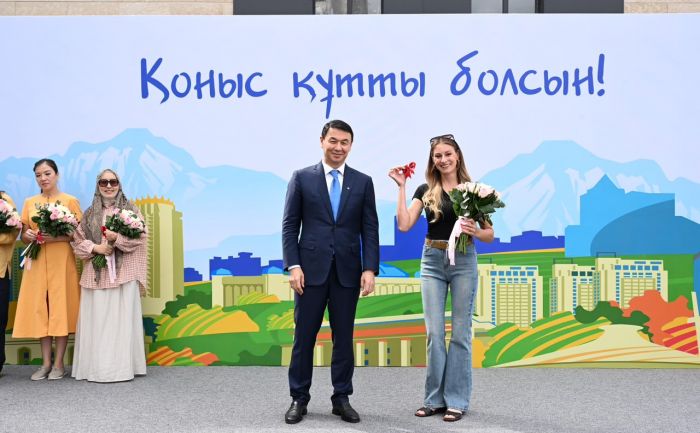 Аким Алматы Дархан Сатыбалды вручил ключи от квартир новоселам