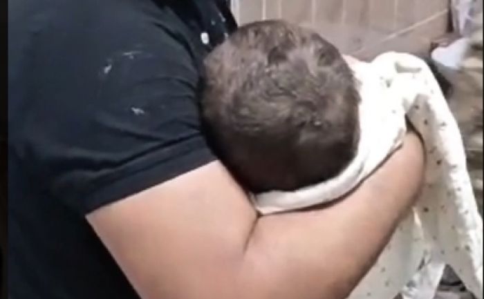 Спасатели освободили годовалого ребёнка из металлической конструкции
