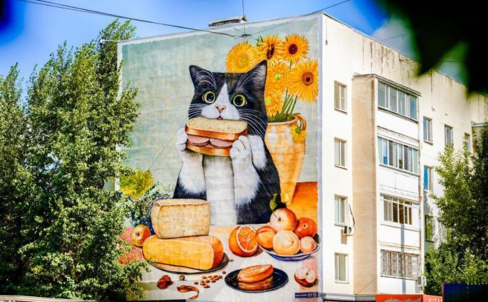 Необычный кот появился на фасаде дома в Астане