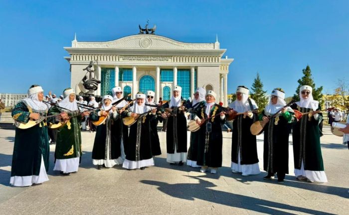 Активная жизнь, национальное искусство и дружба: в Астане прошел межрайонный флешмоб среди пожилых людей