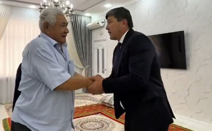 В Жанаозене оказали почести ветеранам-педагогам