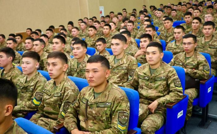 Более 200 курсантов военного института в Алматы присоединились к читательскому клубу