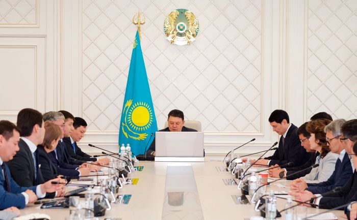 Канат Бозумбаев поручил привлечь больше банков к финансированию модернизации коммунальных сетей