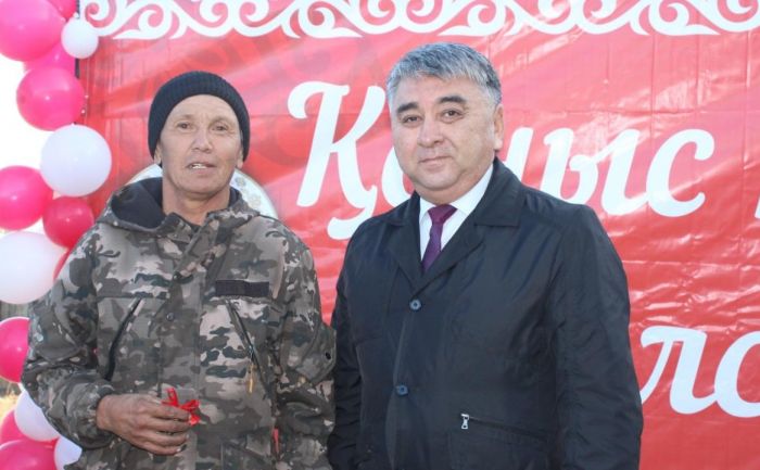 В Каркаралинске в преддверии Дня Республики семь семей получили новое жильё