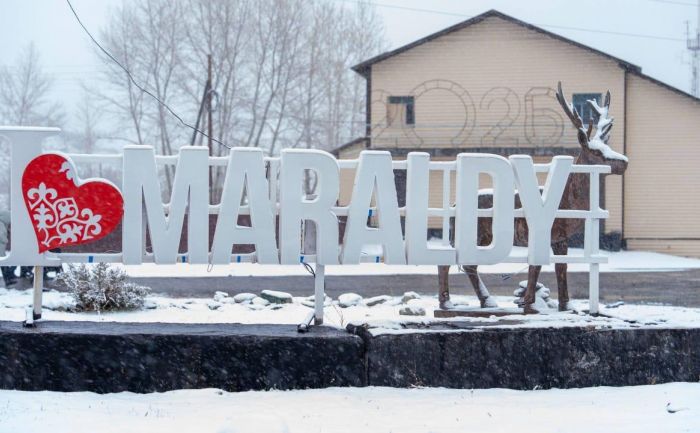 Аким ВКО посетил дома семей, переехавших в село Маралды