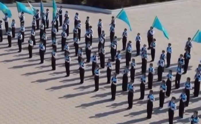 В Актау 100 школьников исполнили Государственный Гимн