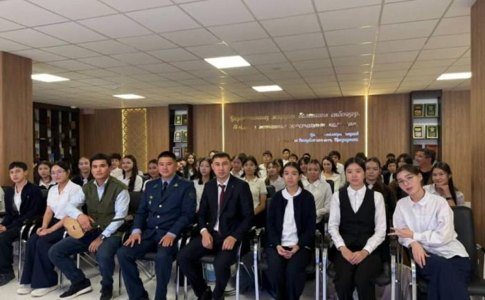 В Астане полицейские провели встречу со школьниками по профилактике наркоправонарушений