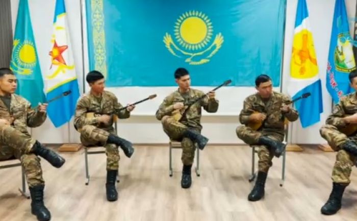 Военнослужащие Вооруженных сил поздравляют казахстанцев с национальным праздником