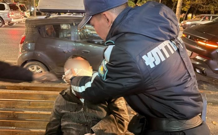 В Алматы гвардейцы оказали помощь мужчине, потерявшему сознание