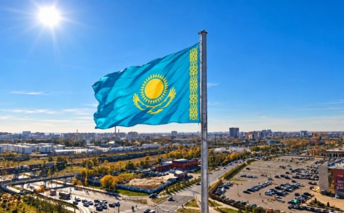 В Костанае установили флагшток, посвящённый государственным символам