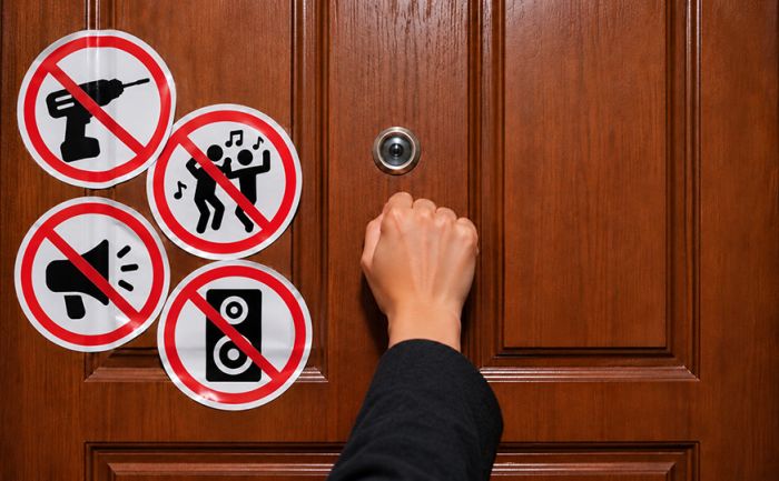До скольки можно шуметь в Казахстане: ограничения, штрафы и куда жаловаться