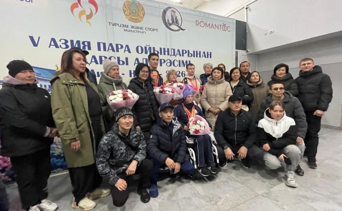 С шашу, цветами и объятиями: в Караганде встретили героев Параазиатских игр  