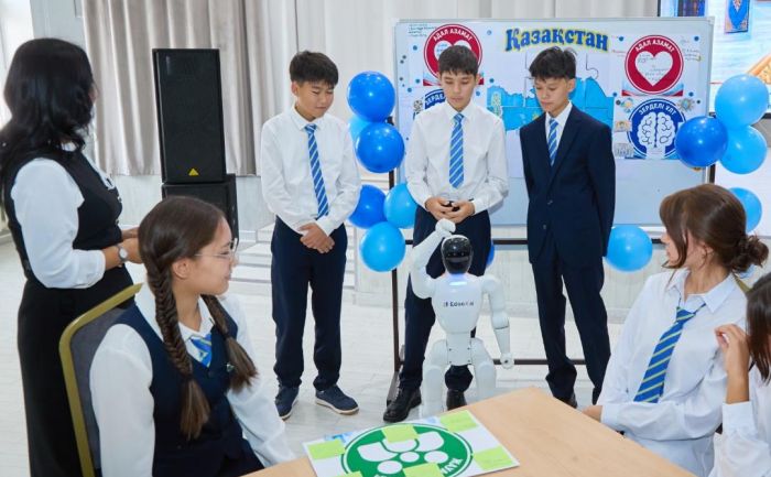В столичной школе провели урок с AI-роботом в День знаний