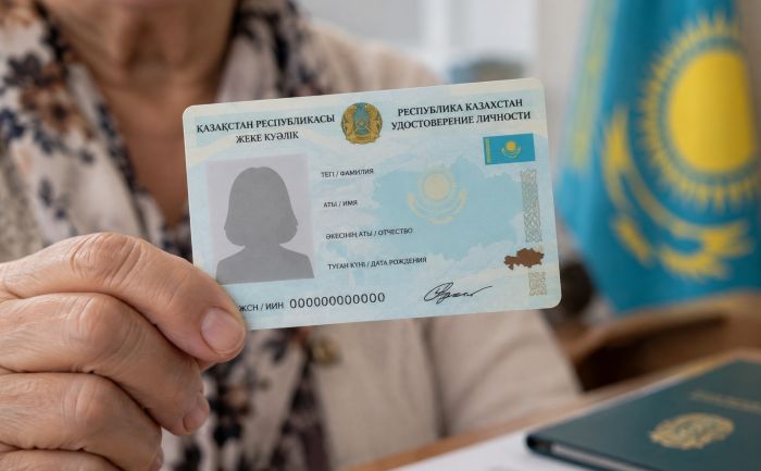 В 69 лет казахстанка впервые получила документ, удостоверяющий личность