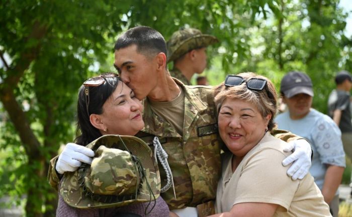 Папа, мама, я - спортивная семья: в гарнизонах отметили День семьи