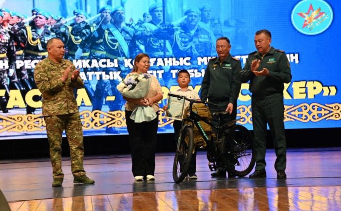 Когда подвиг рядом: в Уральске наградили мальчика, спасшего братьев, в рамках акции Минобороны