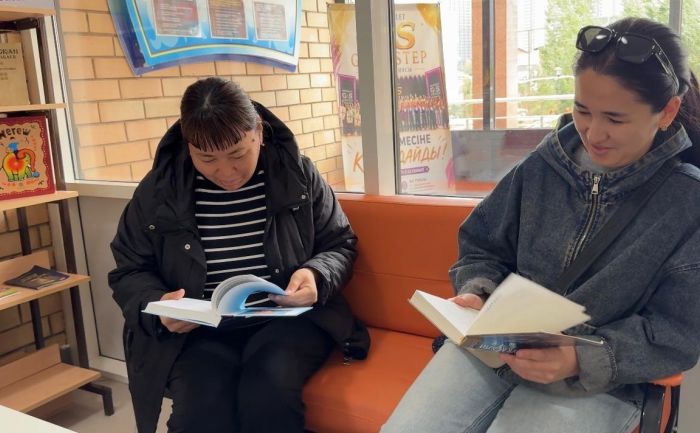 В школах Астаны родителям предложили читать книги, пока они ждут детей