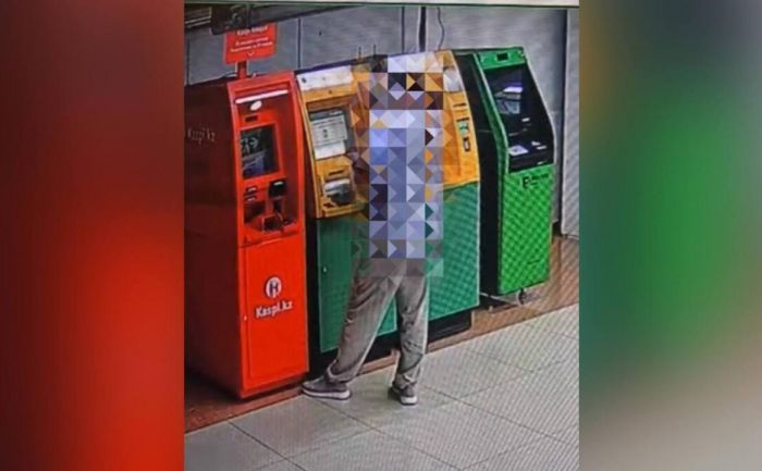 Мужчина забрал деньги, оставшиеся в банкомате, в Уральске