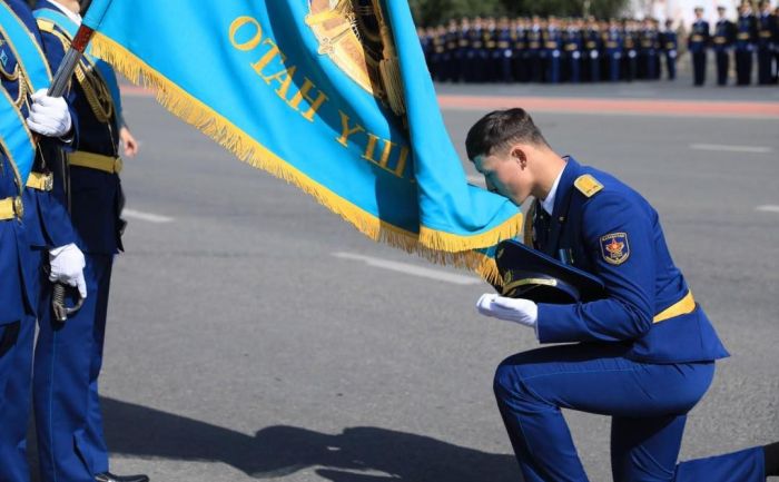Офицерские погоны и предложение руки и сердца: в Актобе состоялся выпуск военных лётчиков