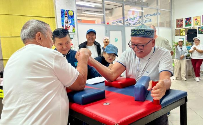 В Астане прошли командные соревнования по армрестлингу среди пенсионеров