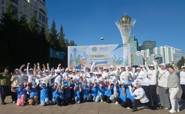 Около 100 пожилых жителей столицы приняли участие в спортивном флешмобе
