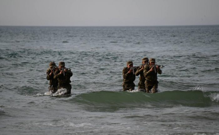 Военные моряки отработали защиту кораблей от воздушных и подводных угроз