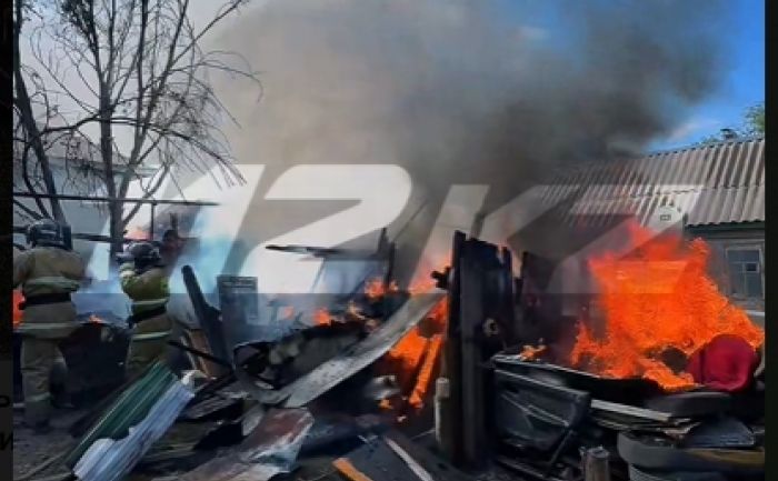 В Актобе спасатели вынесли газовый баллон и спасли два дома