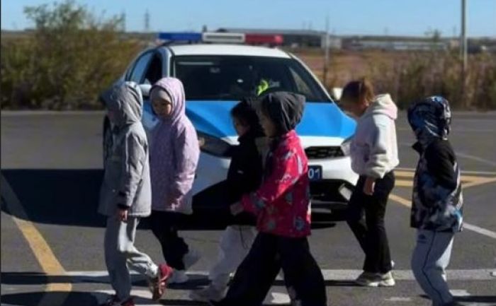 В Астане первоклассников научили безопасно переходить дорогу 