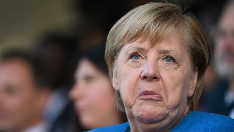 Меркель. Канцлер Германии. Лидеры Европы плачут. Меркель с сикулей.