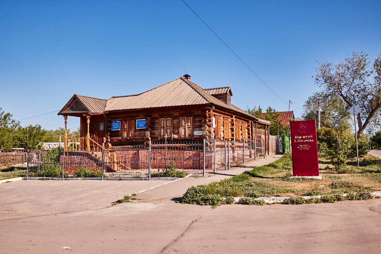 Западно казахстанская область город уральск. История города Уральск. Приграничный город Уральск. Храм Михаила Архангела в Уральске и дом Пугачева фото. Уральск какой ру.